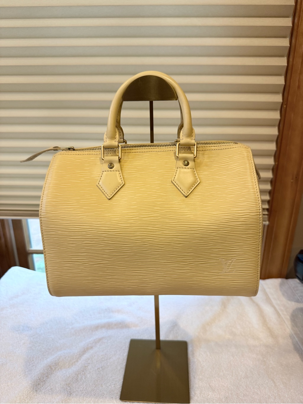 Louis Vuitton Epi Speedy 25 Handbag In The Color Vanilla